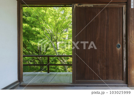 東福寺本坊庭園　回廊　八相の庭　額縁構図 103025999