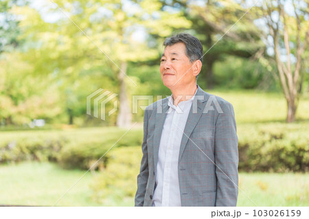 緑の中にいる笑顔のシニア・高齢者の日本人男性 103026159