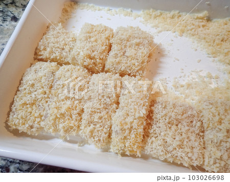 平目フライの仕込み 平目フライの仕込み 103026698