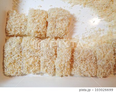 平目フライの仕込み 103026699