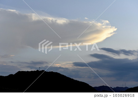 山並みに電波塔と送電線の立つ夕景 山並みに電波塔と送電線の立つ夕景 103026918