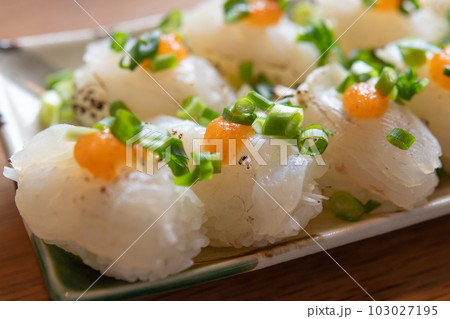 寒平目の炙り寿司〜紅葉おろしとネギポン酢〜 寒平目の炙り寿司〜紅葉おろしとネギポン酢〜 103027195