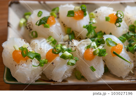 寒平目の炙り寿司〜紅葉おろしとネギポン酢〜 寒平目の炙り寿司〜紅葉おろしとネギポン酢〜 103027196