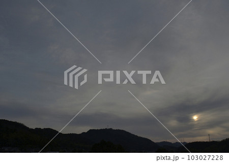 山並みに電波塔と送電線の立つ夕景 山並みに電波塔と送電線の立つ夕景 103027228