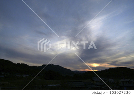 山並みに電波塔と送電線の立つ夕景 山並みに電波塔と送電線の立つ夕景 103027230