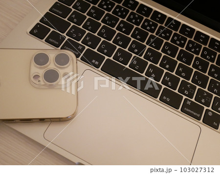 ゴールド色のスマートフォンとノートパソコン 103027312