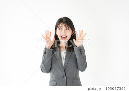 ビジネス　女性　驚く 103027342