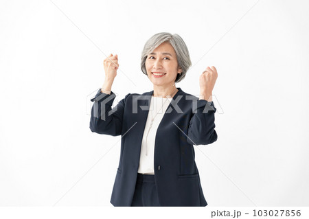 ビジネス シニア女性 ガッツポーズ ビジネス シニア女性 ガッツポーズ 103027856