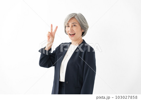 ビジネス　シニア女性　ピース 103027858