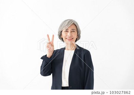 ビジネス シニア女性 ピース ビジネス シニア女性 ピース 103027862