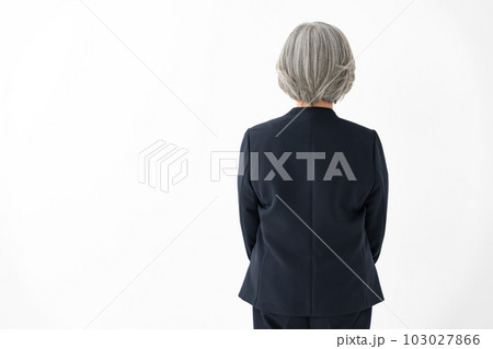 シニア女性　後ろ姿 103027866