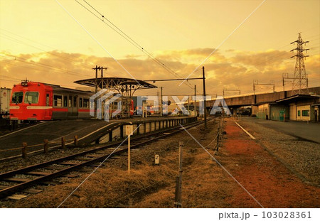 岳南鉄道の風景 岳南江尾駅(7000系)夕暮れ時 岳南鉄道の風景 岳南江尾駅(7000系)夕暮れ時 103028361