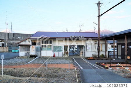 岳南鉄道の風景　岳南江尾駅（7000系）夕暮れ時 103028371