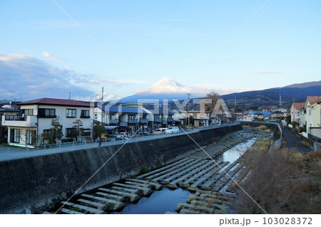 岳南鉄道からの車窓風景 富士山と住宅地 岳南鉄道からの車窓風景 富士山と住宅地 103028372