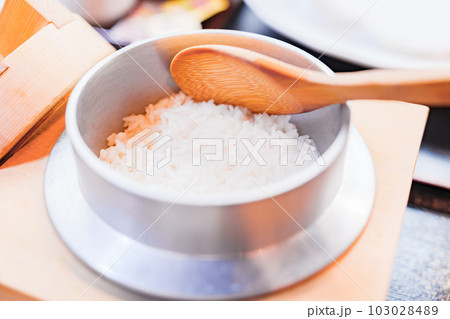 かまど で 炊いた ご飯 は 美味 【 和食 の イメージ 】 103028489