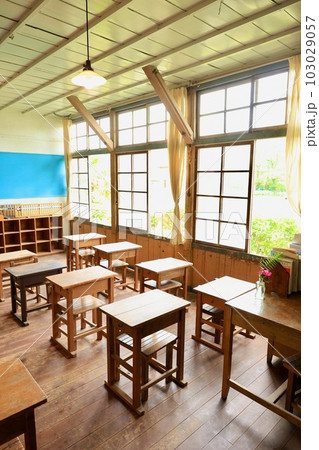 旧上岡小学校の机 茨城県大子町 旧上岡小学校の机 茨城県大子町 103029057