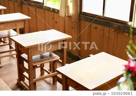 旧上岡小学校の机　茨城県大子町 103029061