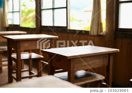 旧上岡小学校の机　茨城県大子町 103029065