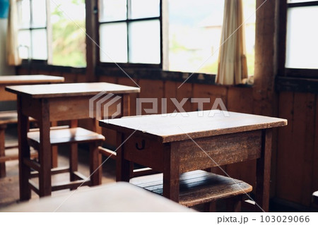旧上岡小学校の机 茨城県大子町 旧上岡小学校の机 茨城県大子町 103029066