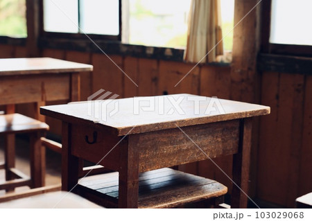 旧上岡小学校の机　茨城県大子町 103029068