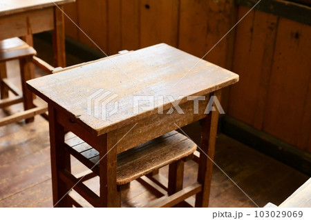 旧上岡小学校の机　茨城県大子町 103029069