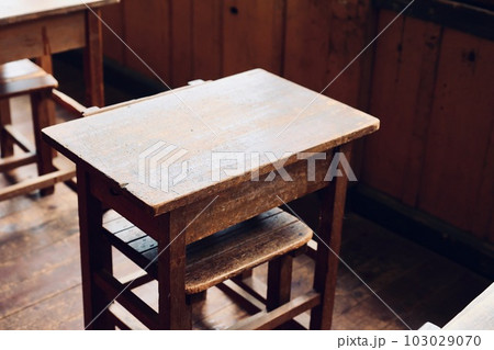 旧上岡小学校の机　茨城県大子町 103029070