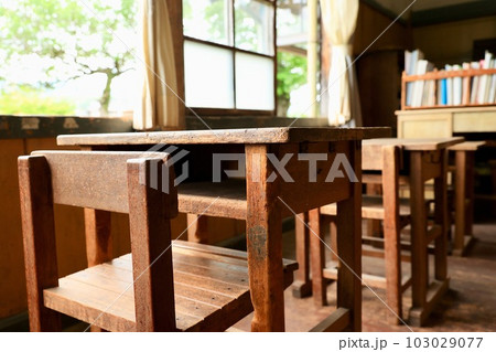 旧上岡小学校の机　茨城県大子町 103029077