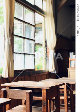 旧上岡小学校の机 茨城県大子町 旧上岡小学校の机 茨城県大子町 103029082