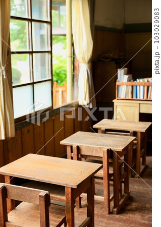 旧上岡小学校の机　茨城県大子町 103029083