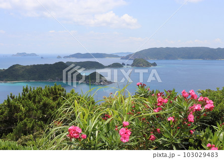 青空の高月山展望台から無人島を望む　慶良間諸島　座間味島　沖縄県　 103029483