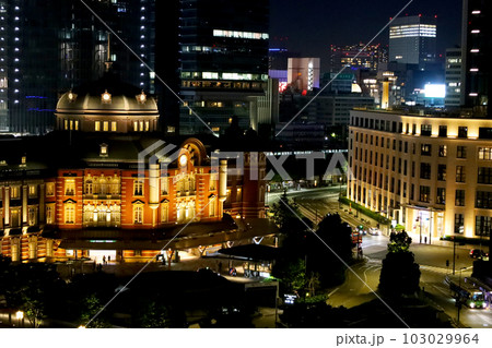 夜にライトアップされた東京駅の駅舎と丸の内の高層ビルと幻想的な夜景・デートスポット（東京都千代田区） 103029964
