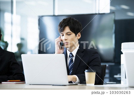 男性 ビジネス パソコン スマホ 通話 電話 男性 ビジネス パソコン スマホ 通話 電話 103030263