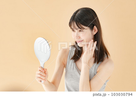 手鏡で確認する女性 ビューティー 手鏡で確認する女性 ビューティー 103030794