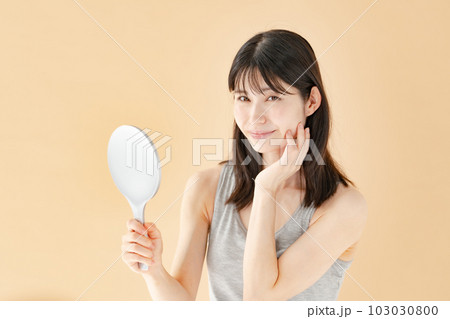 手鏡で確認する女性 ビューティー 手鏡で確認する女性 ビューティー 103030800