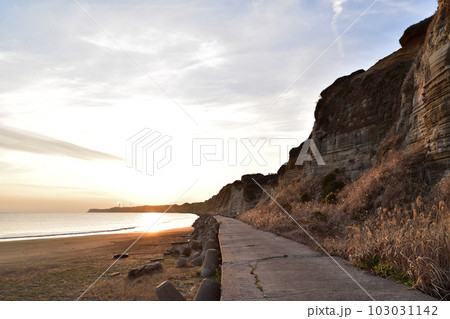 千葉銚子・屏風ヶ浦の夕日 103031142
