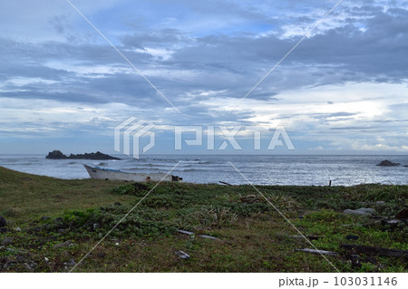 銚子・長崎鼻の荒涼とした海岸 銚子・長崎鼻の荒涼とした海岸 103031146