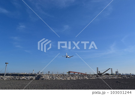 東京・城南島海浜公園のつばさ浜と飛行機 東京・城南島海浜公園のつばさ浜と飛行機 103031244