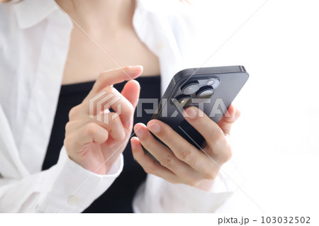 スマホを操作する手元 スマホを操作する手元 103032502