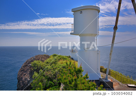 伊豆半島・南伊豆・石廊崎・航海の安全を守る灯台と測風塔のコラボ、石廊崎の象徴的な風景・静岡県南伊豆町 103034002