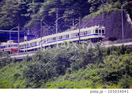箱根湯本を発車した2400形HE車の急行と発車待ちの3100形NSE車、1982年5月29日 箱根湯本を発車した2400形HE車の急行と発車待ちの3100形NSE車、1982年5月29日 103034041