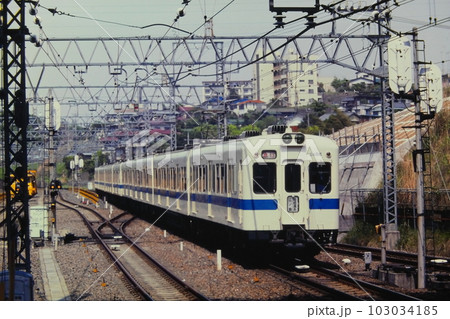当時の定番2400形HE車2編成(2456ー、2460-)の併結急行、新百合ヶ丘、1982年5月4日 当時の定番2400形HE車2編成(2456ー、2460-)の併結急行、新百合ヶ丘、1982年5月4日 103034185