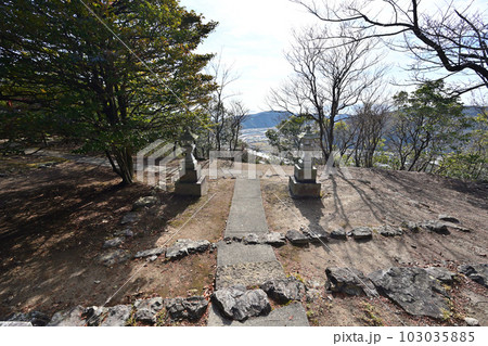 尼子山山頂の尼子山城跡　眺望と遺構 103035885