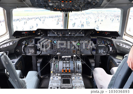 KC-10のコックピット 103036893
