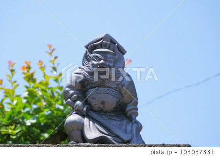 塀にある民家の守り神　鐘馗　8 103037331