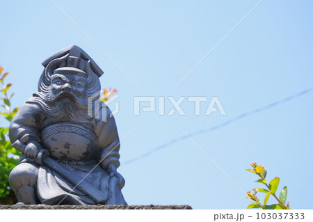 塀にある民家の守り神　鐘馗　6 103037333