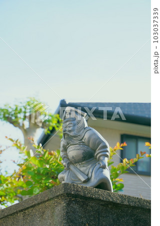 塀にある民家の守り神　鐘馗　1 103037339