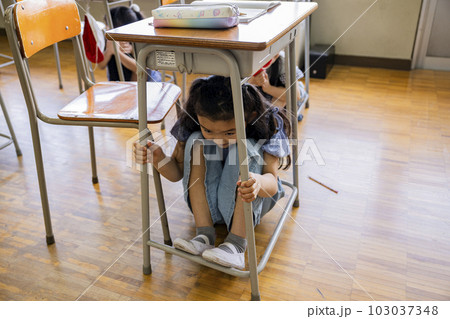 学校の授業中に地震が発生　大震災　小学校　小学生 103037348