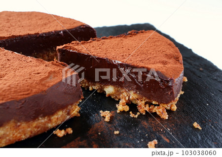 カットされたクッキー生地の生チョコタルト 103038060