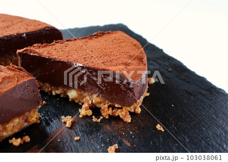カットされたクッキー生地の生チョコタルト カットされたクッキー生地の生チョコタルト 103038061