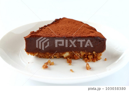 カットされたクッキー生地の生チョコタルト 103038380
